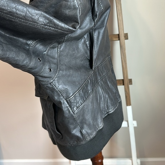 Vintage Woman’s 1990s Leather Jacket Venezia Sportswear with Shoulder Pads GUC - Picture 11 of 17